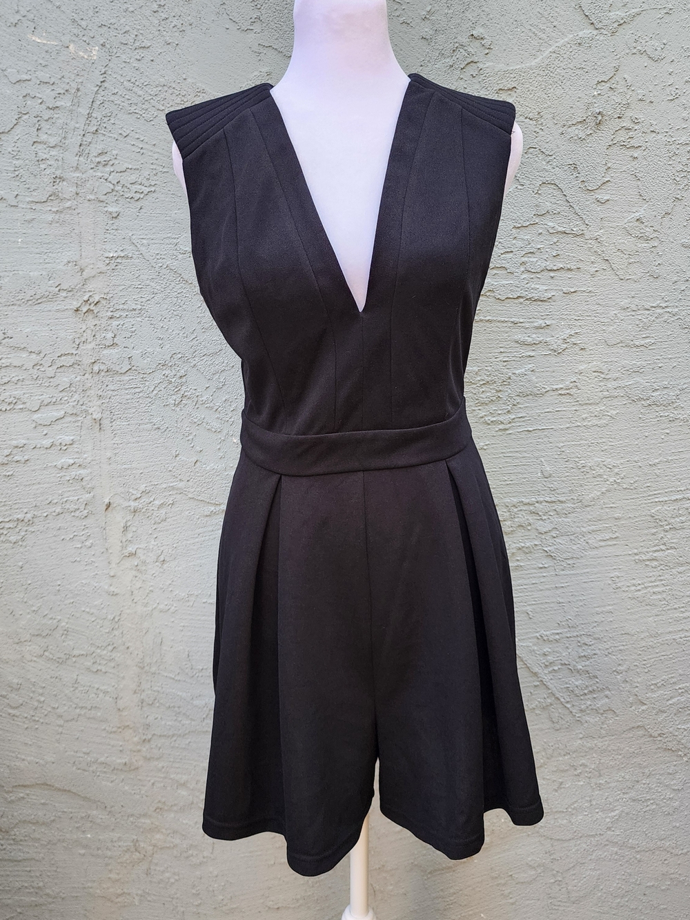 Charlotte Russe Black Sleeveless Romper Plunging Deep V-Neck Pleated Jumper [M]